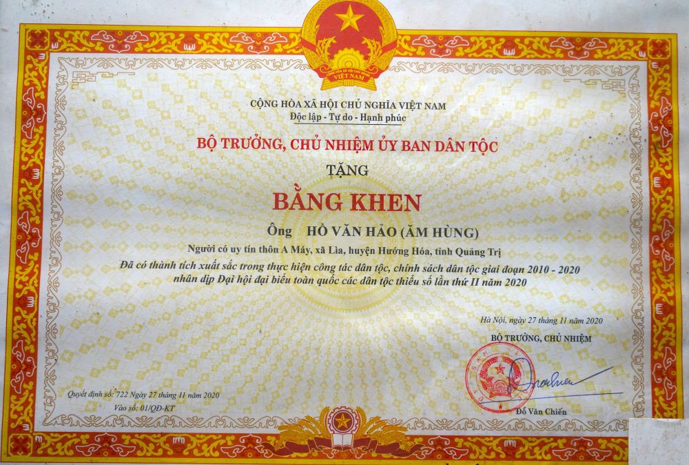 Cụ Hồ Văn Hảo được Bộ trưởng, Chủ nhiệm Uỷ ban Dân tộc tặng bằng khen: Ảnh - T.Đ